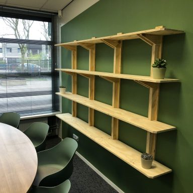 Boekenrek aan muur op kantoor